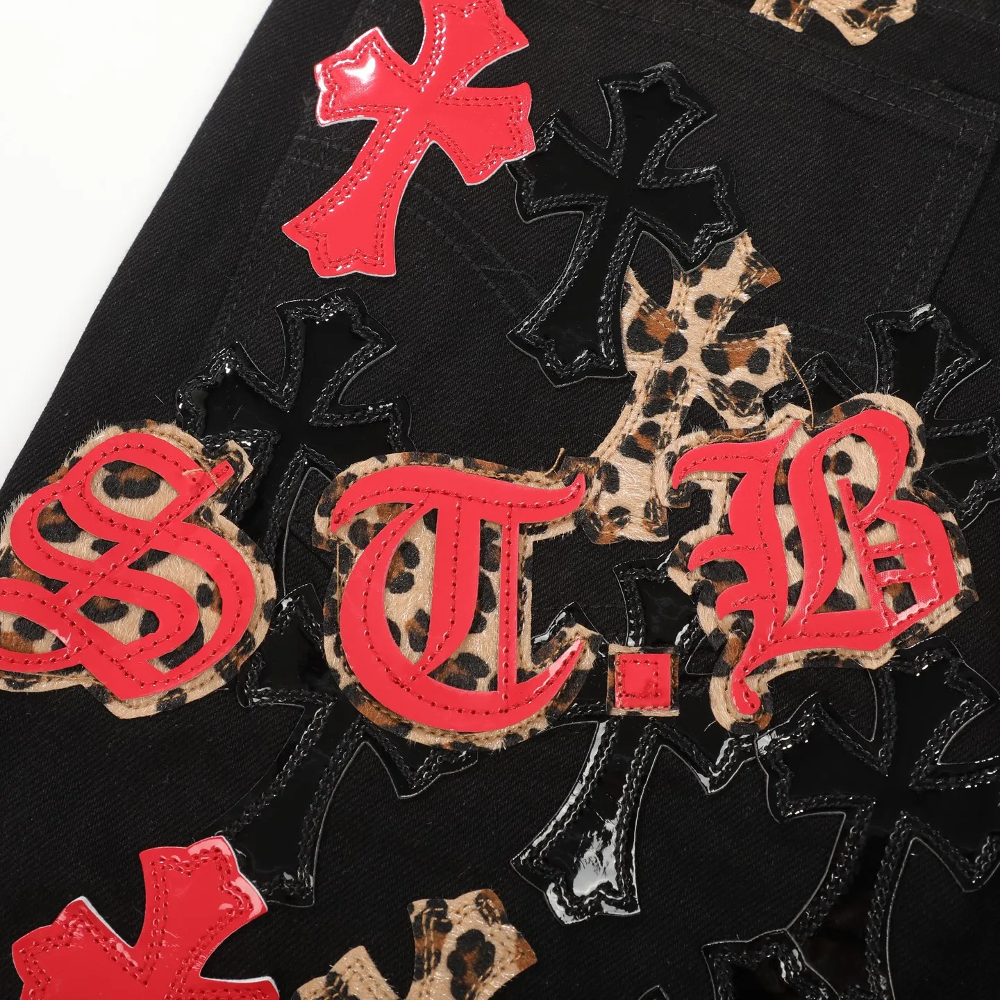 P240 Chrome Hearts 24SS Cross Sanskrit limited style graffiti printed leather jeans. Chrome Hearts limited edition leather washed jeans, Miami limited jeans, the entire cross leather is hand-made_different version, a heavy black blue cow fabric with moderate thickness and texture, antique metal silver label decoration, denim embedded thread manufacturing and production 💙Among Chrome Hearts' many trousers, its color is unique, and people are deeply attracted at a glance. It is made of beaded canvas fabric and has been washed with heavy water. The upper body is very textured, crisp and stylish, and will not collapse at all. The three-dimensional cut of the trousers has a first-class effect in modifying the shape of the legs. It can be easily controlled by any figure, and you can instantly become a street trendy person when you put it on.  🔩Customized hardware, full of texture, every detail is done to the extreme. The thick beaded canvas fabric becomes soft and skin-friendly after washing, and has excellent breathability, making it comfortable to wear all day long. Customized small leather label, unique design, simple yet elegant, exquisite workmanship, neat wiring, every detail demonstrates quality and style.  These pants are gender-neutral and can be worn by both men and women, easily creating a sense of fashion. Pair them with a T-shirt or sweatshirt and you can easily go out and hit the streets. Size: 28/30/32/34/36 Waist: 69/74/79/84/89 Pants length: 102/103/104/105/106